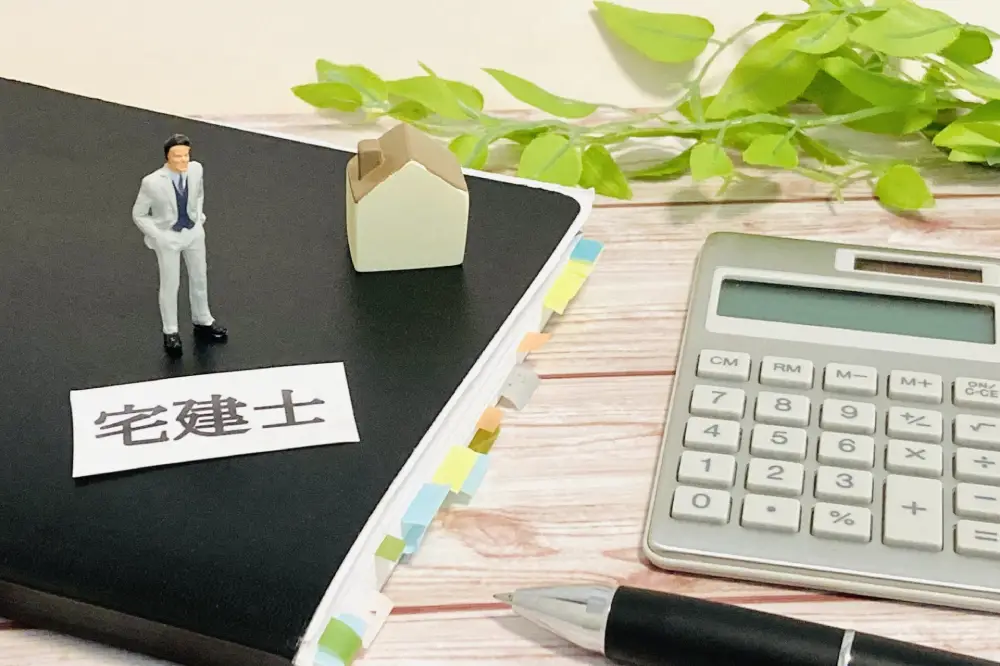 机の上の電卓とノート